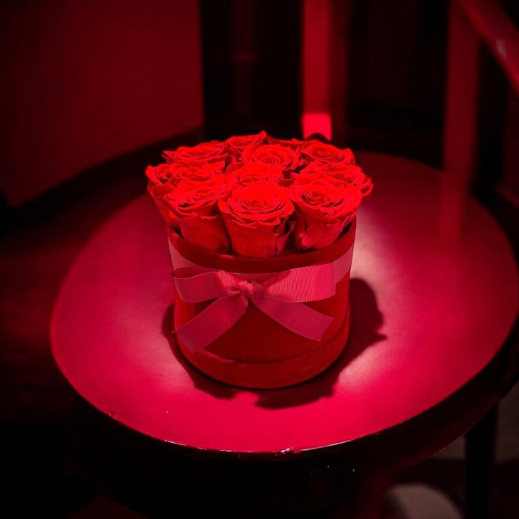 copy of Pink Velvet Hatbox with preserved natural pink roses