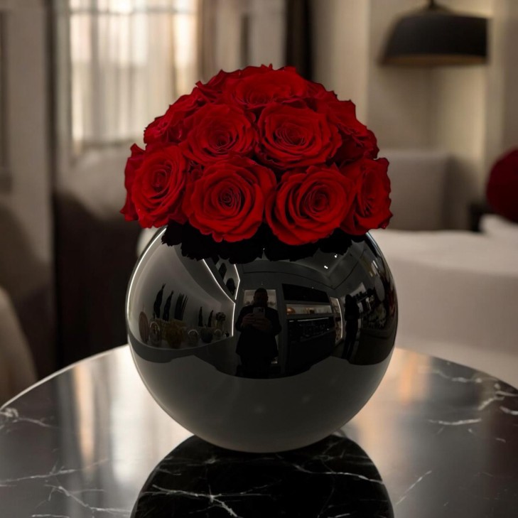 Sfera Nera - Modern - Black Glass Globe with red roses