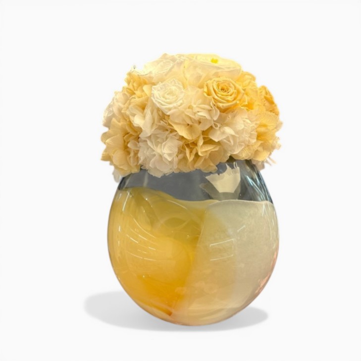 Cosmo Amber Vase - cream-colored flowers
