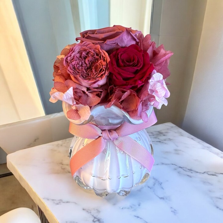 Petit Bouquet Rouge - Vintage - Red Glass Vase with burgundy, pink, white flowers