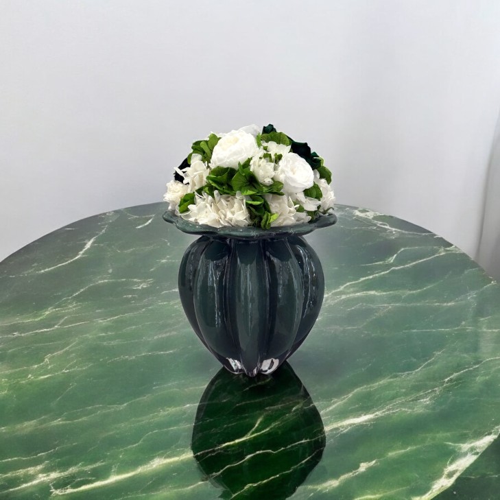 Grand Bouquet Vert - Vintage - Green Glass Vase with green, cream-colored, white flowers