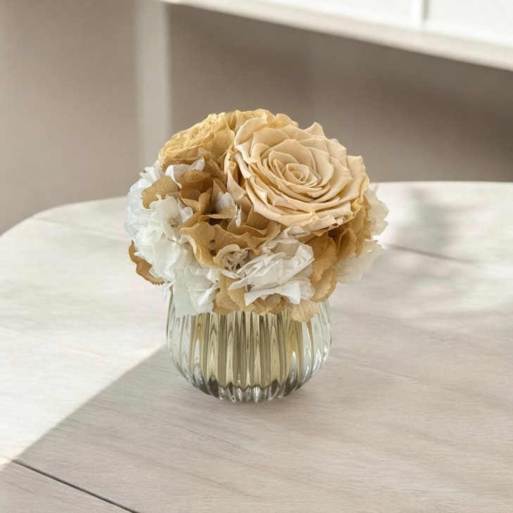 Petit Vase Ambre - Vintage - Amber Glass Vase with cream-colored, white flowers