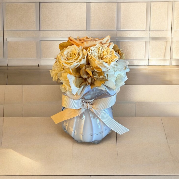 Petit Bouquet Ambre - Vintage - Amber Glass Vase with cream-colored, white flowers