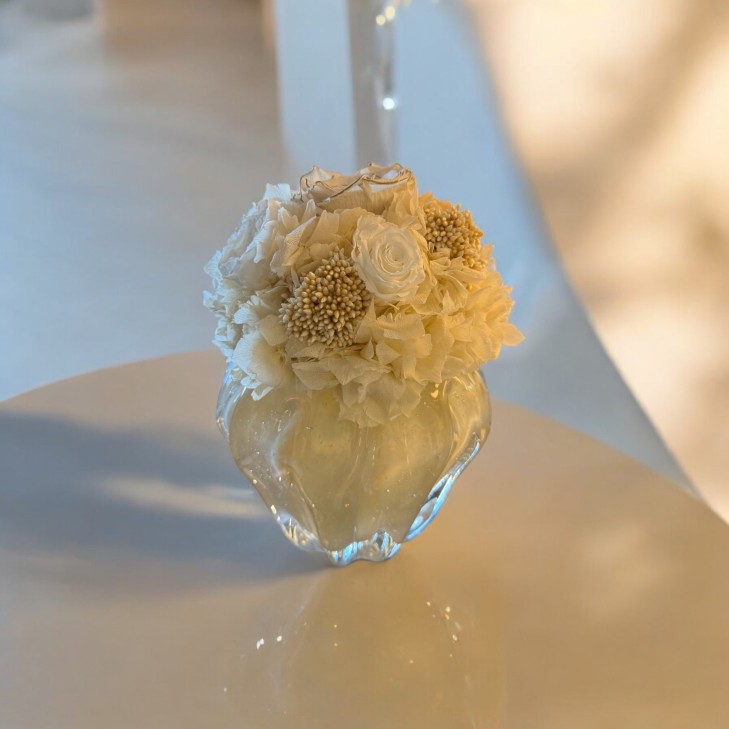 Petite Meduse Ambre - Vintage - Amber Glass Vase with cream-colored, white flowers