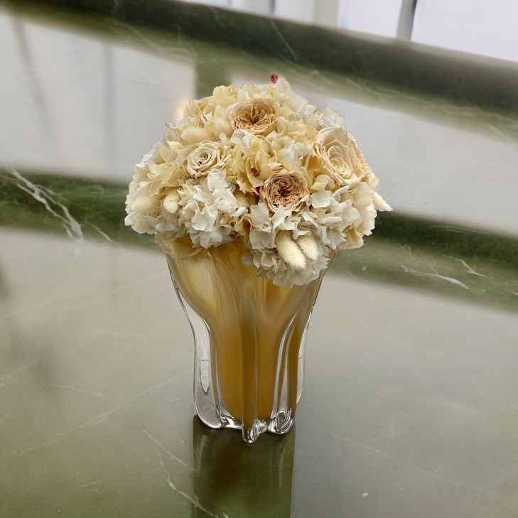 Grande Meduse Ambre - Vintage - Amber Glass Vase with cream-colored, white flowers