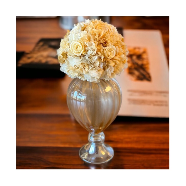 Amphora Ambre - Vintage - Amber Glass Vase with cream-colored, white flowers