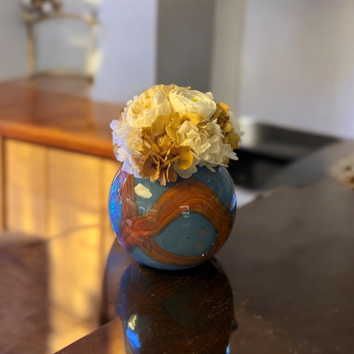 Blooming Venus – Decorative Art Glass Piece with cream and white flowers