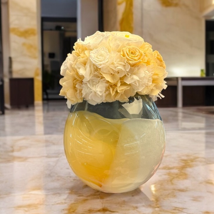 Cosmo Amber Vase - cream-colored flowers