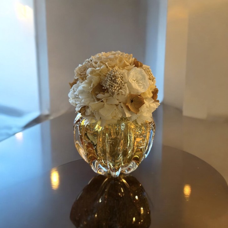 Petite Méduse Amber Vase - cream-colored, white flowers