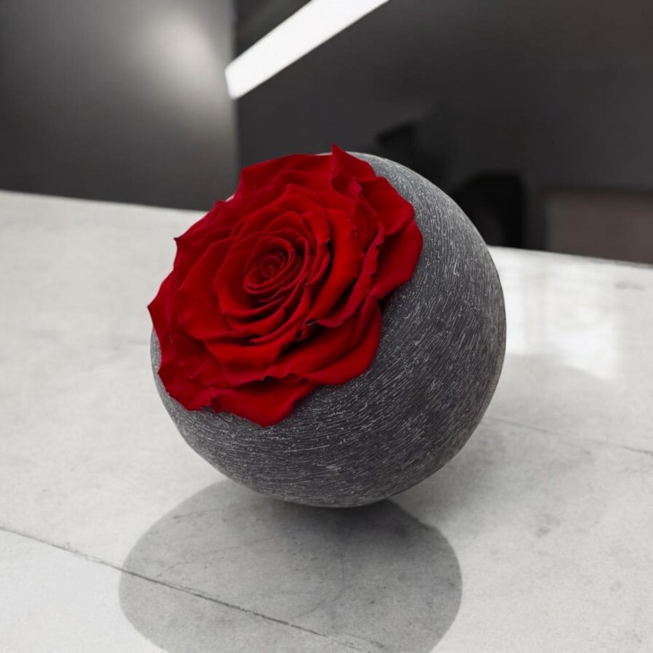 Grey-Colored Scented Wax Moon, Red Flowers