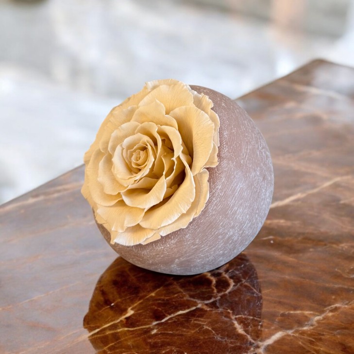 Honey-Colored Scented Wax Moon, Cream-colored Flowers