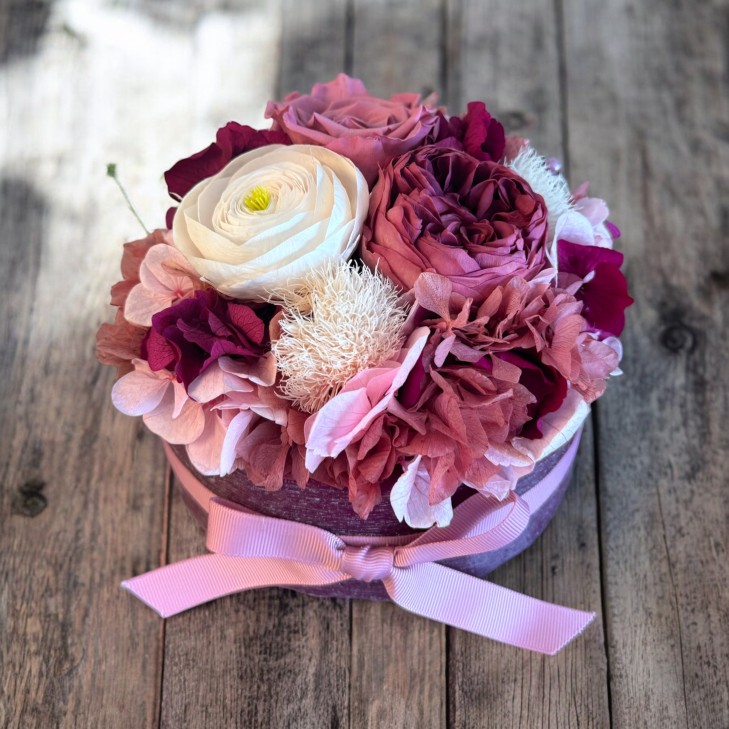 Burgundy-Colored Scented Wax Round Temptation - Burgundy, Pink, White Flowers