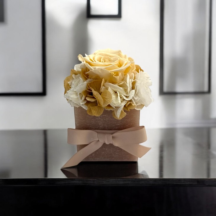 Honey-Colored Scented Wax Cube - Cream, White Flowers