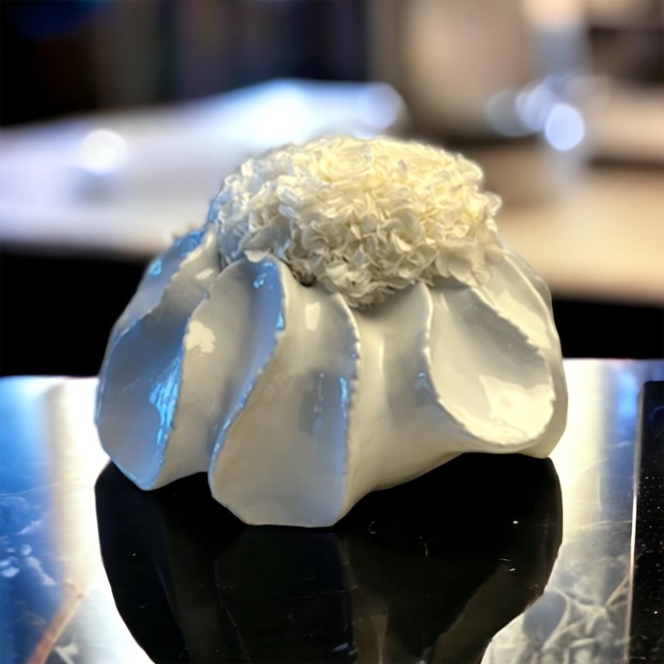 Chackra Vase - White ceramic with with flowers