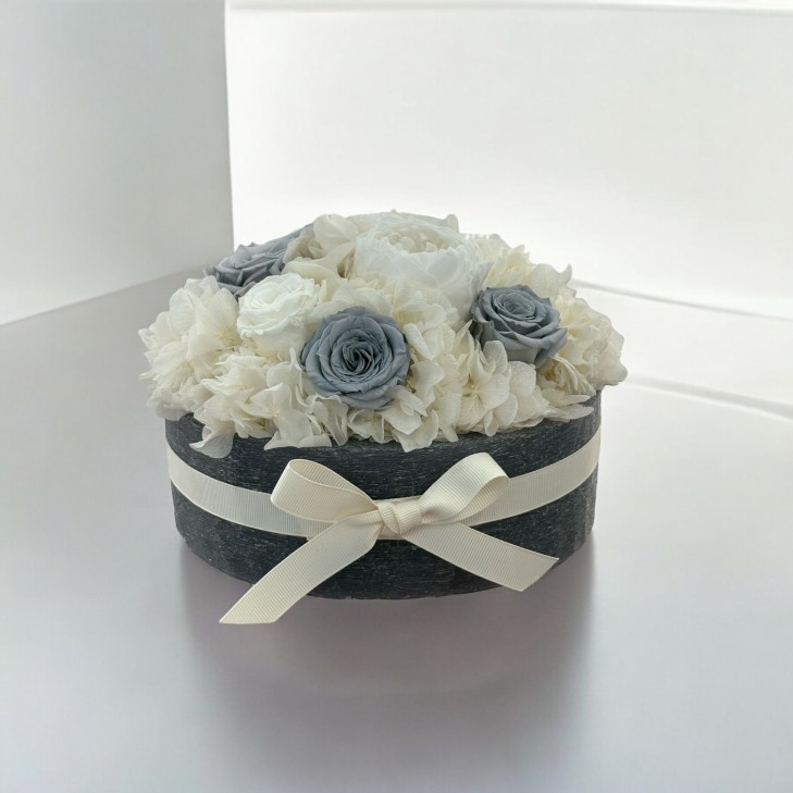 Grey-Colored Scented Wax Round Temptation - Grey, White Flowers