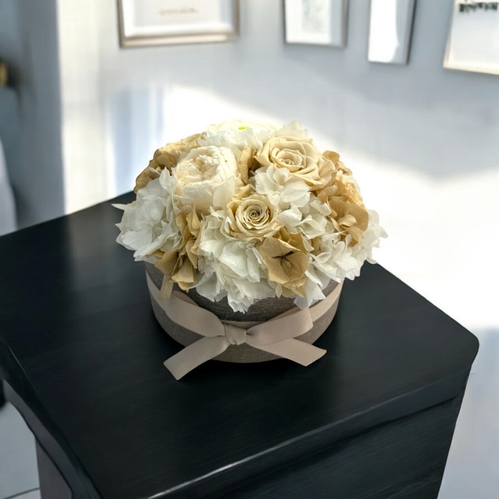 Honey-Colored Scented Wax Round Temptation - Cream, White Flowers