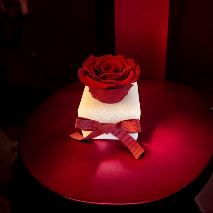 copy of Ivory-Colored Scented Wax Uffizi - Red Flowers