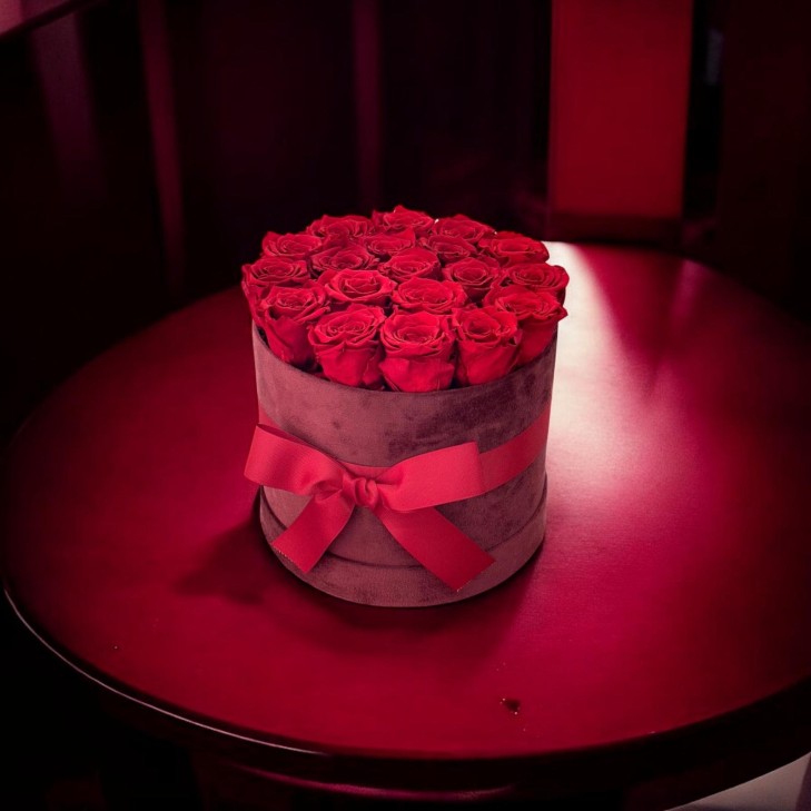 copy of Pink Velvet Hatbox with preserved natural pink roses