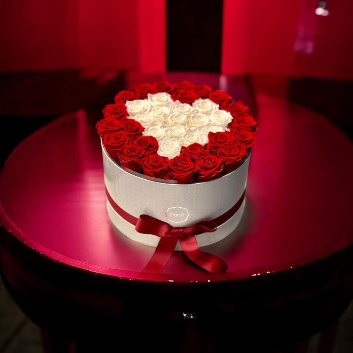 copy of Pink Velvet Hatbox with preserved natural pink roses