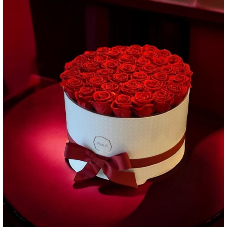 copy of Pink Velvet Hatbox with preserved natural pink roses