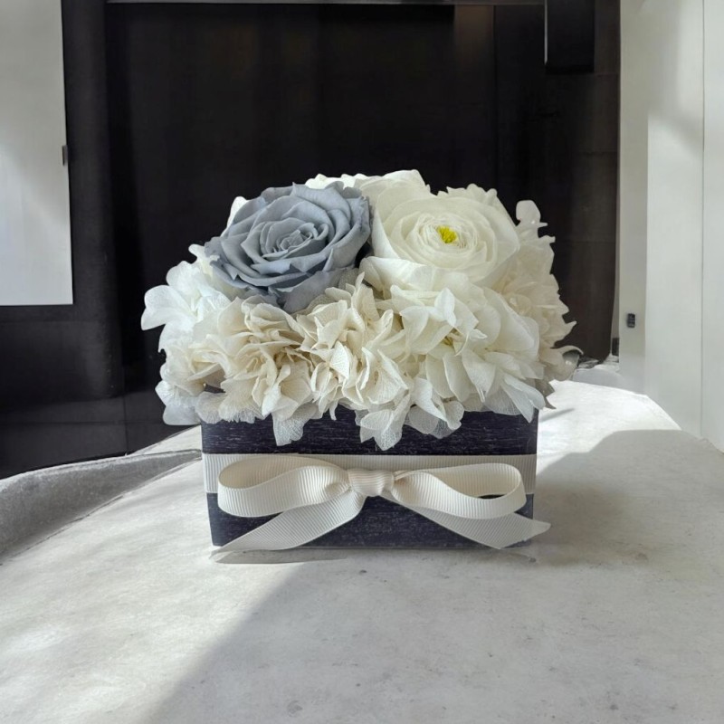 Quadro Temptation Cera Profumata Grigia con fiori color grigio e bianco