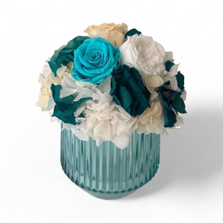 Vaso vetro celeste con fiori stabilizzati
