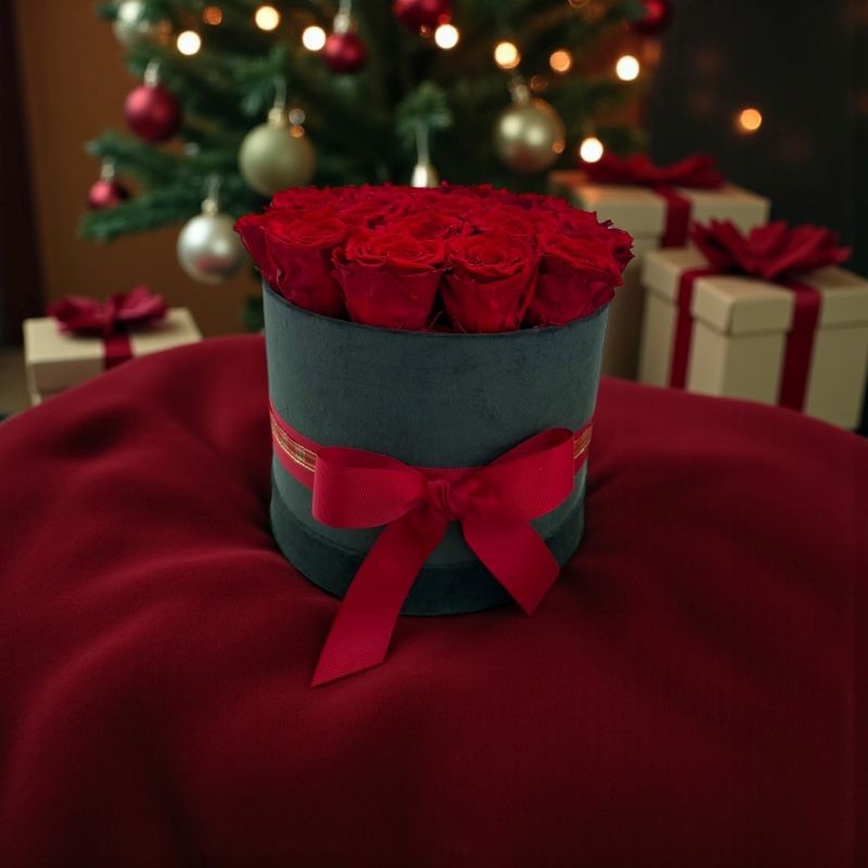 Cappelliera velluto verde con rose naturali stabilizzate color rosso