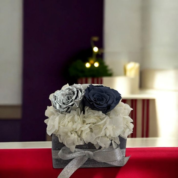 Quadro 001 Temptation in cera profumata color grigio con fiori stabilizzati color grigio-bianco