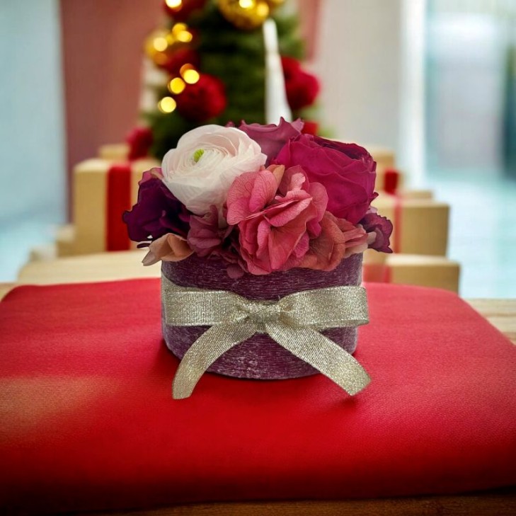 Uffizi Tondo in cera profumata color burgundy con fiori stabilizzati burgundy