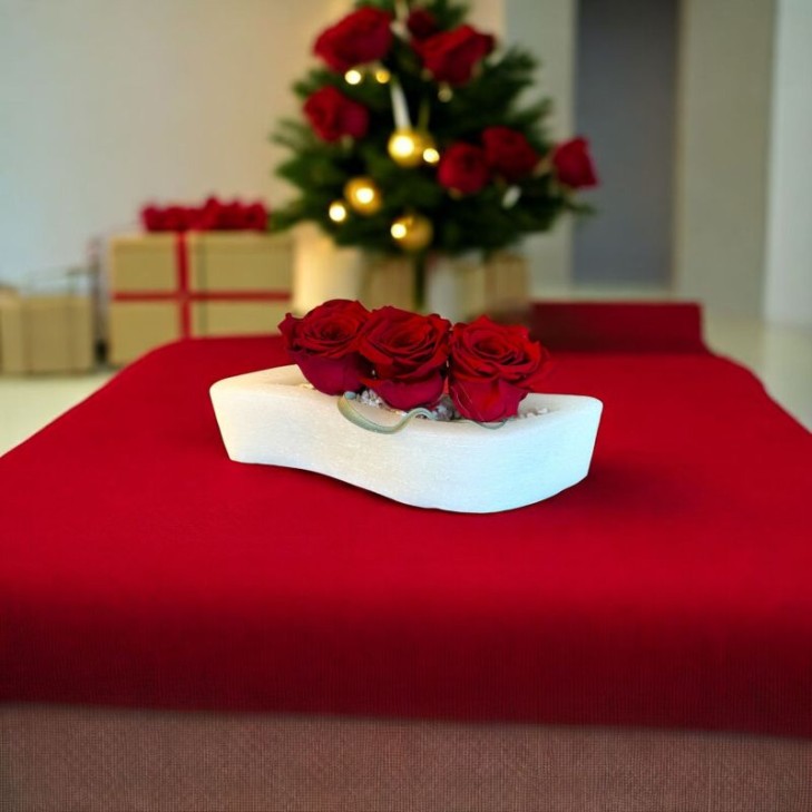 Wave 3 in cera profumata color avorio con rose color rosso