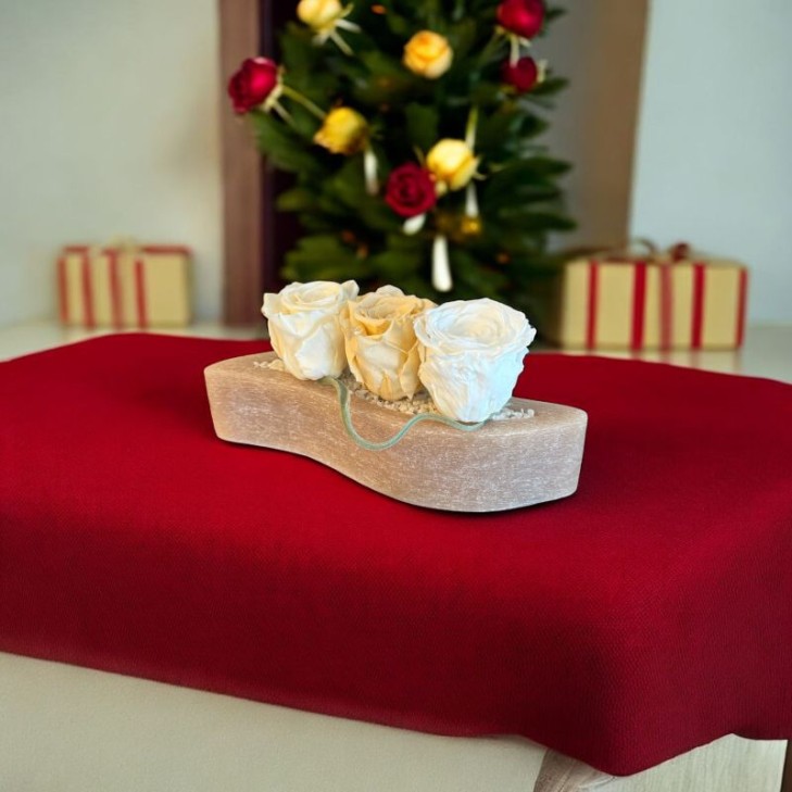 Wave 3 in cera profumata color miele con rose color crema