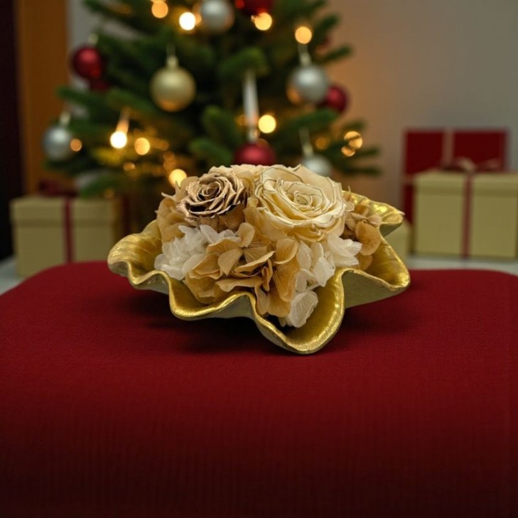 Conchiglia dorata in ceramica Thun con fiori naturali stabilizzate color rosso