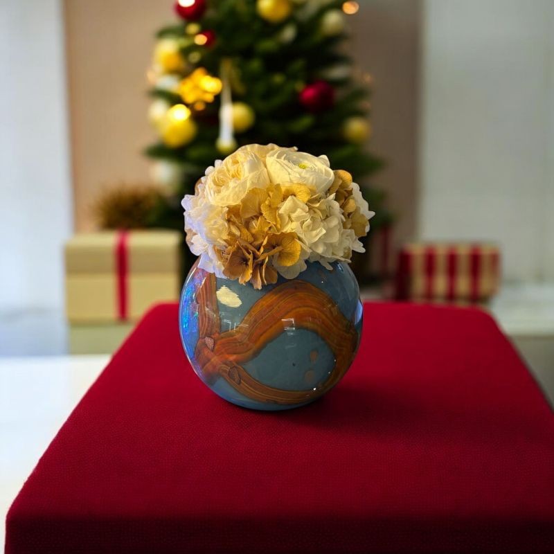 Fiori su Venere - Complemento d'arredo in vetro con fiori color crema e bianco