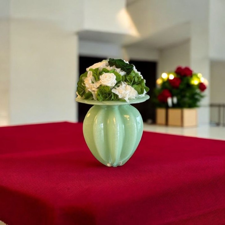 Grand Bouquet Vintage vetro verde con fiori color verde, crema e bianco