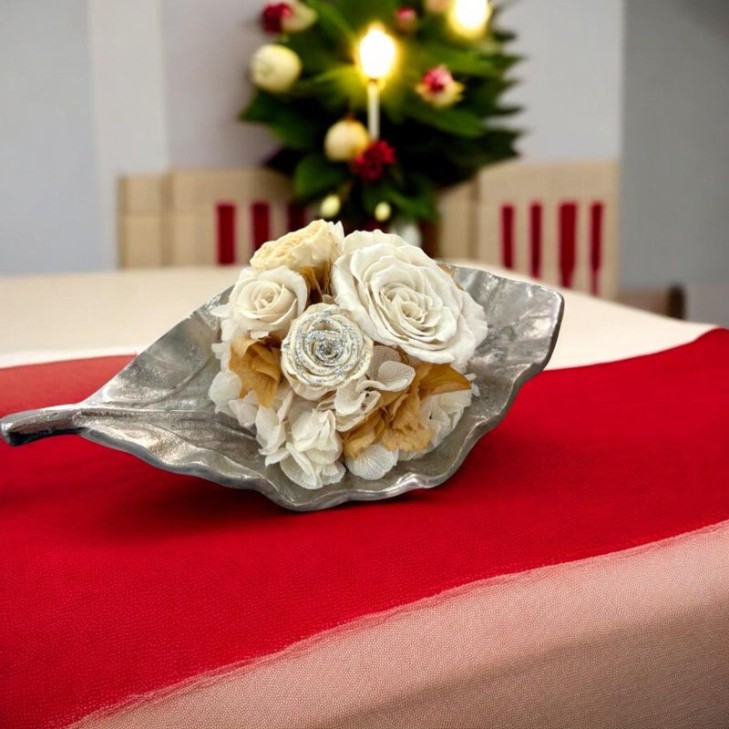 Foglia alluminio con ortensie e rose stabilizzate