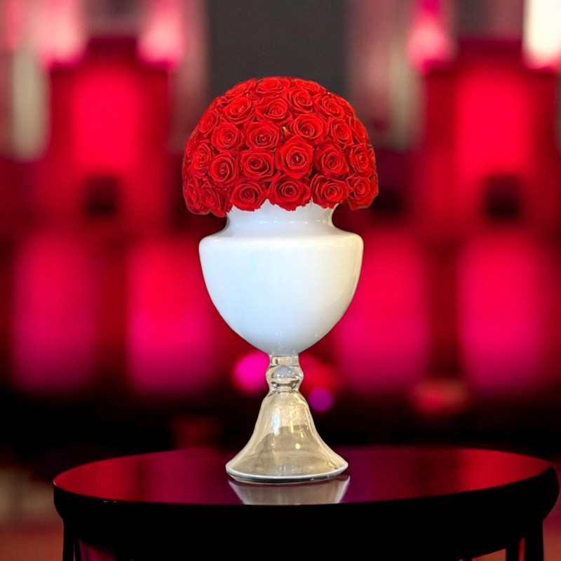 Anfora Bianca con semisfera di rose rosse