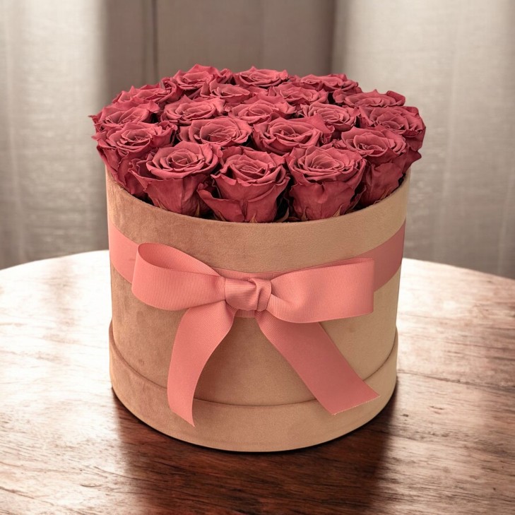 Cappelliera velluto rosa con 19 rose naturali stabilizzate color rosa 05