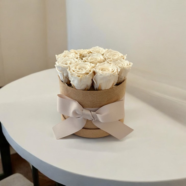 Cappelliera velluto miele con 9 rose stabilizzate color crema 02