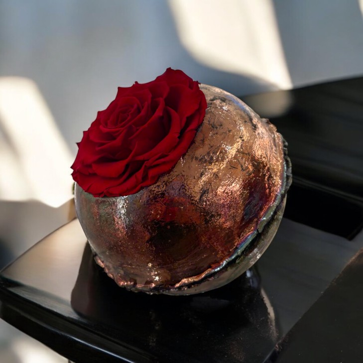 Raku Pomodoro bronzo con rose rosse stabilizzate