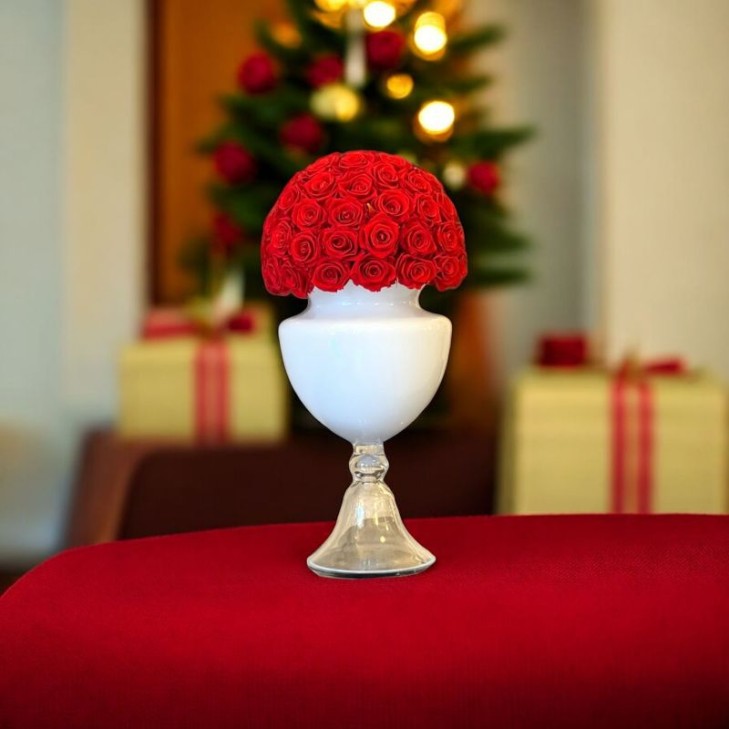 Anfora Bianca con semisfera di rose rosse