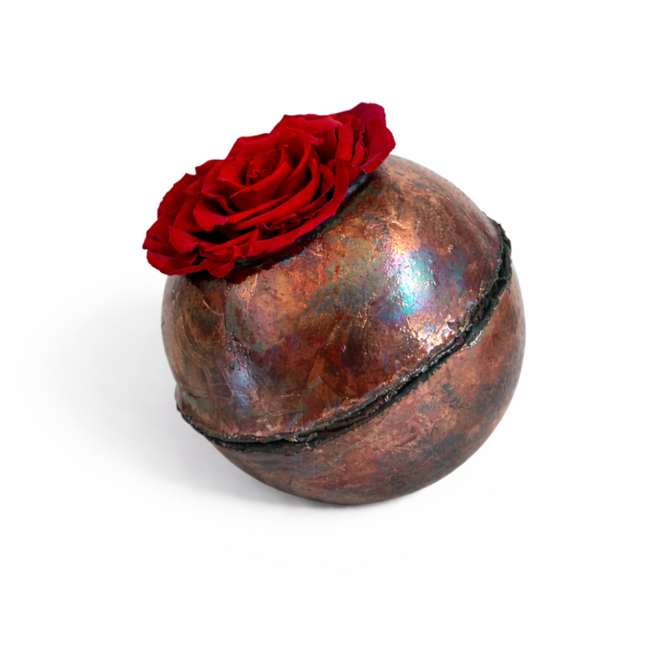Raku Pomodoro 01 con rose stabilizzate color rosso