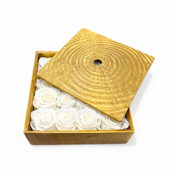 Natura Protetta Oro con rose bianche