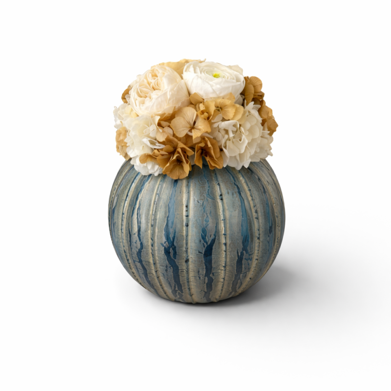 Fiori su Urano - Complemento d'arredo in vetro con fiori color crema e bianco